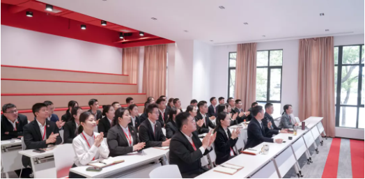 加大開發(fā)力度，迎接進(jìn)博會(huì)！10月下旬，集團(tuán)成功通過38個(gè)優(yōu)質(zhì)投資選址項(xiàng)目