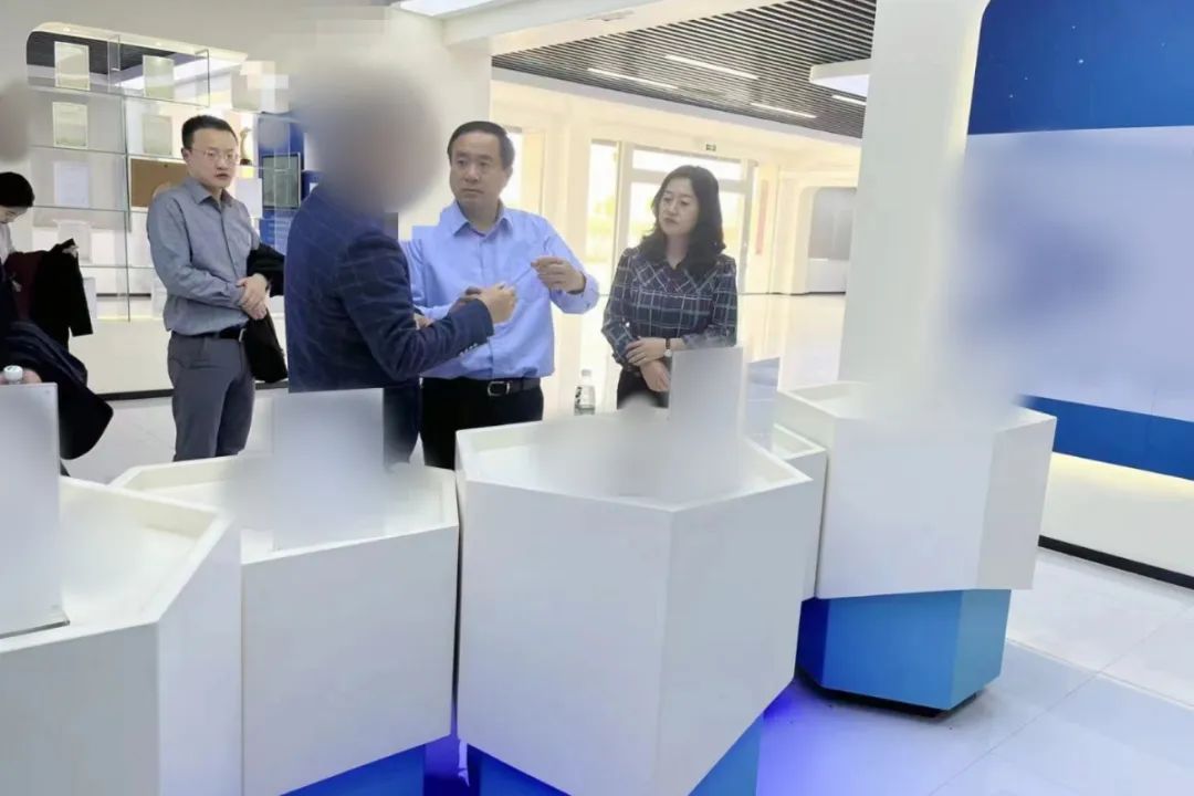 老牌制造商，為富士康等知名企業(yè)長期供貨！四川某地方政府實地對接高端光電材料配件生產(chǎn)投資選址項目